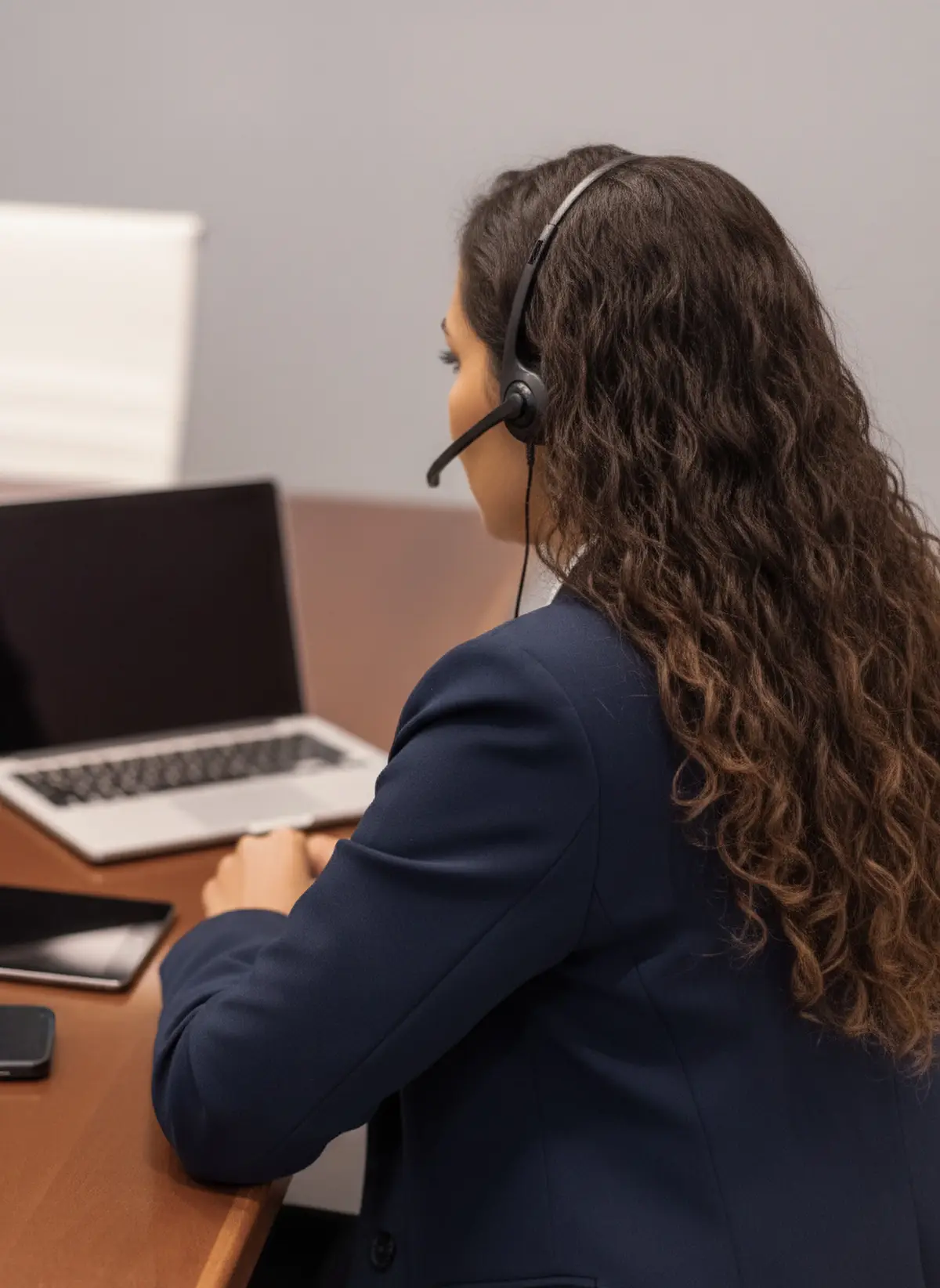 Atendente com headset trabalhando no computador